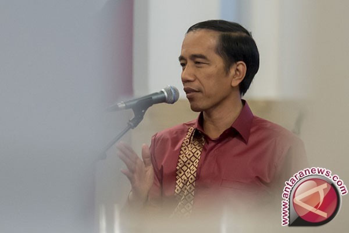 Patung lilin Jokowi sudah berganti baju batik 