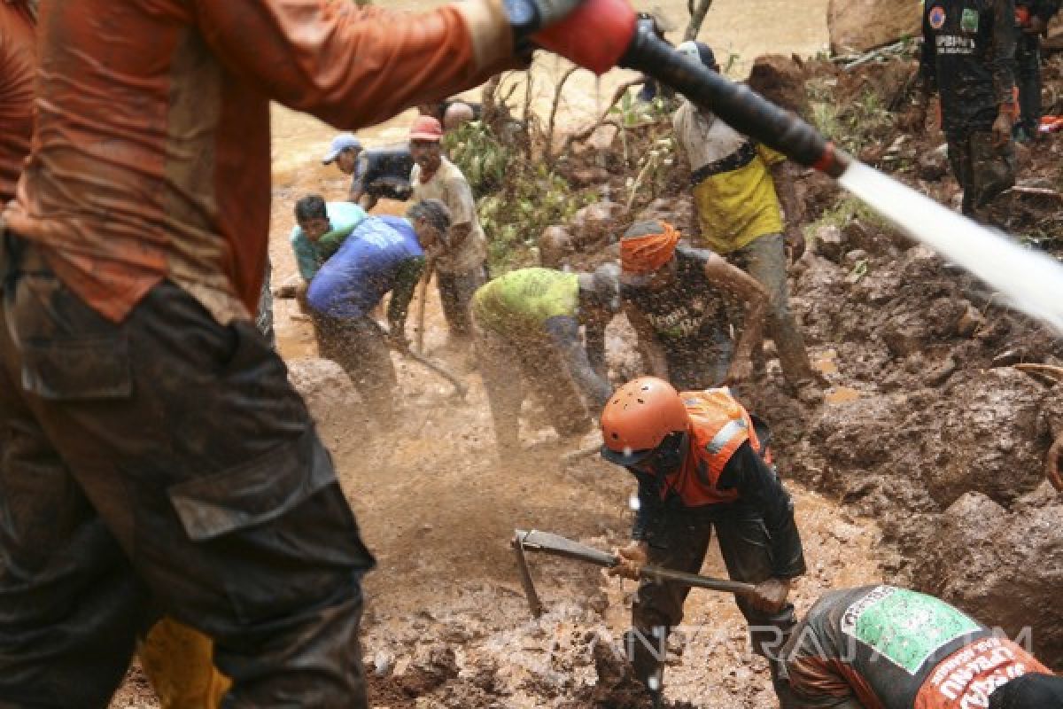 Korban Tertimbun Tanah Longsor di Nganjuk Belum Ditemukan (Video)