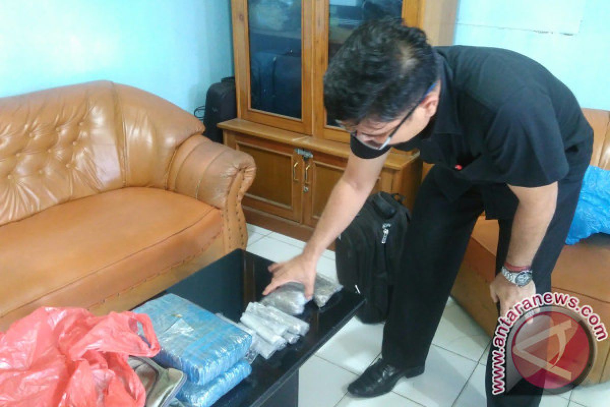 Polisi Bukittinggi Tangkap Pemuda Bawa Paket Ganja