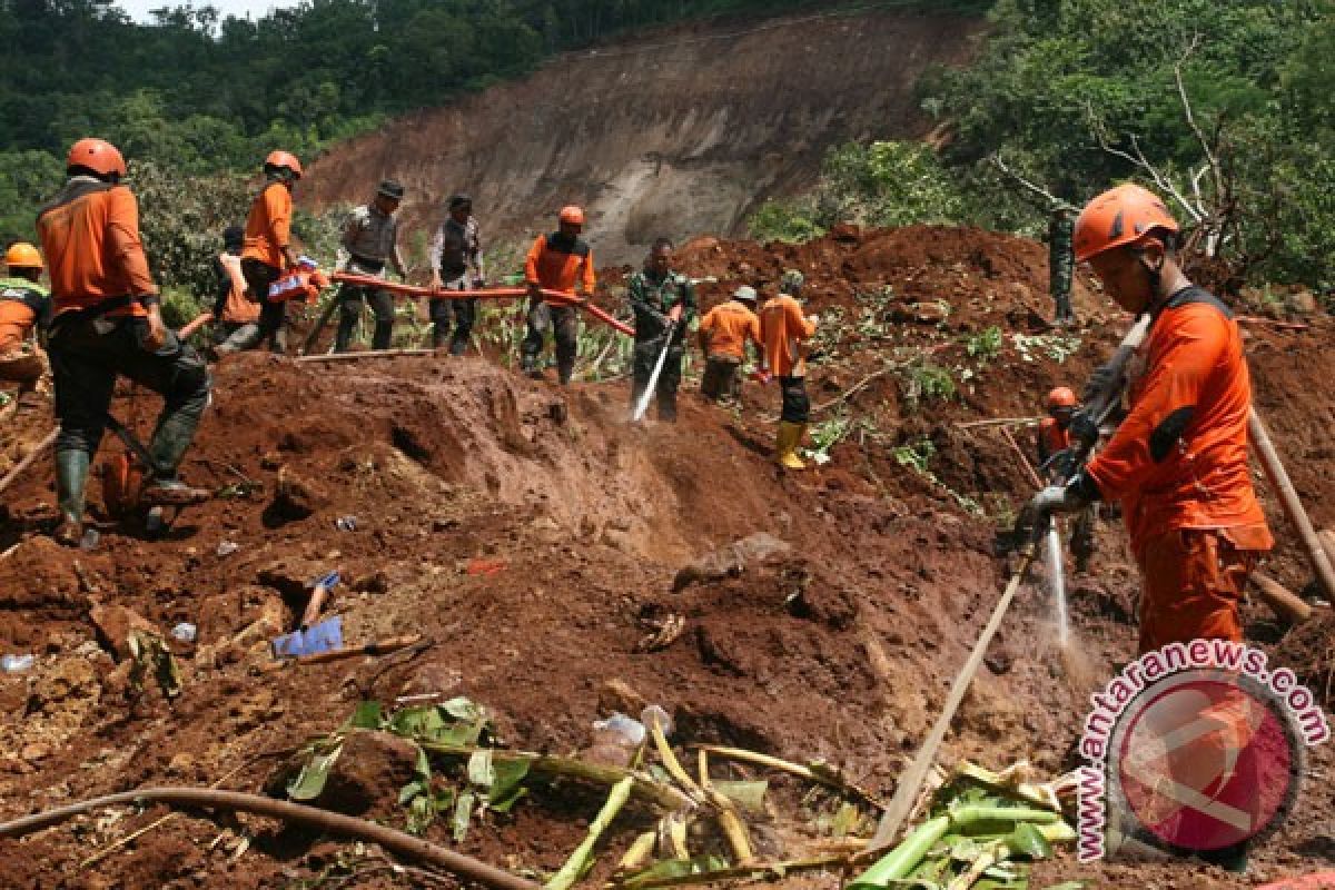 Tim SAR kurangi timbunan air di lokasi longsor Nganjuk