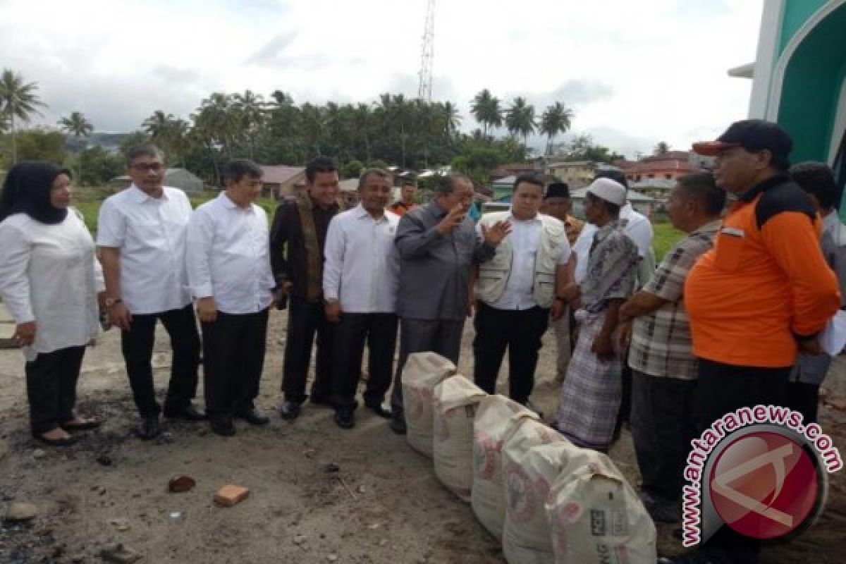 Anggota DPRD Bantu Korban Banjir Madina