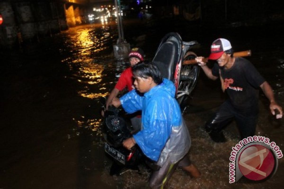 Jalan Utama Galaxy Bekasi Terputus Akibat Banjir