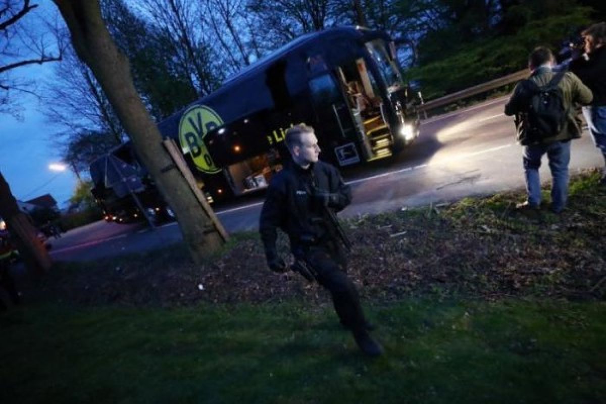 Terjadi tiga ledakan, bus Dortmund rusak