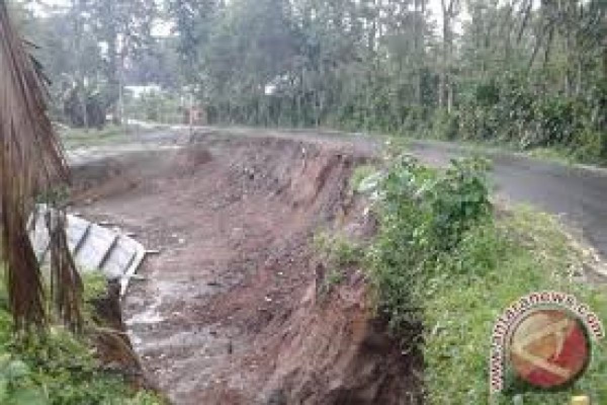 Jalan menuju candi Muara Takus Riau longsor