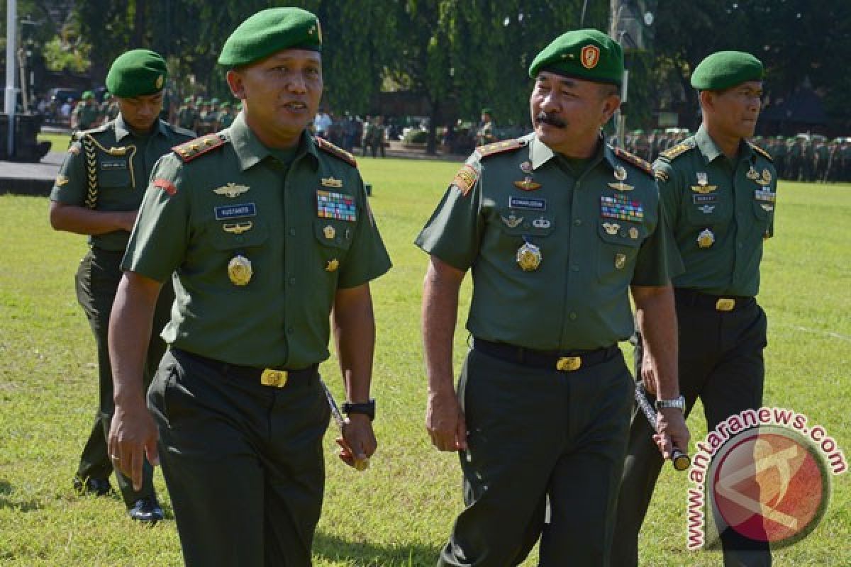 Kodam Udayana pungut sampah plastik Pantai Biaung