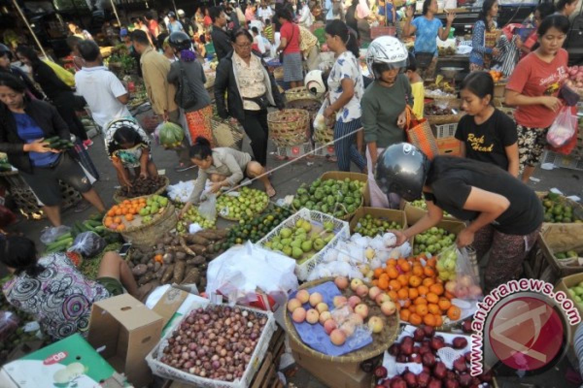 Pedagang Sarana Ritual di Denpasar Ramai Pesanan Jelang Kuningan