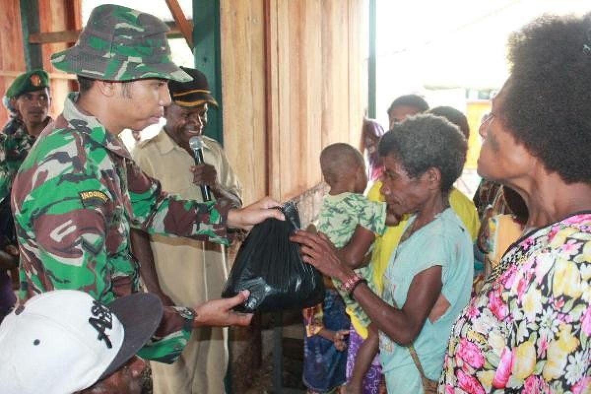 Kodim Jayapura bagikan bahan makanan kepada warga Sach 