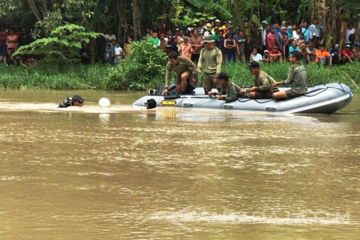 Marinir Turunkan Penyelam Cari Korban Perahu Terbalik (Video)