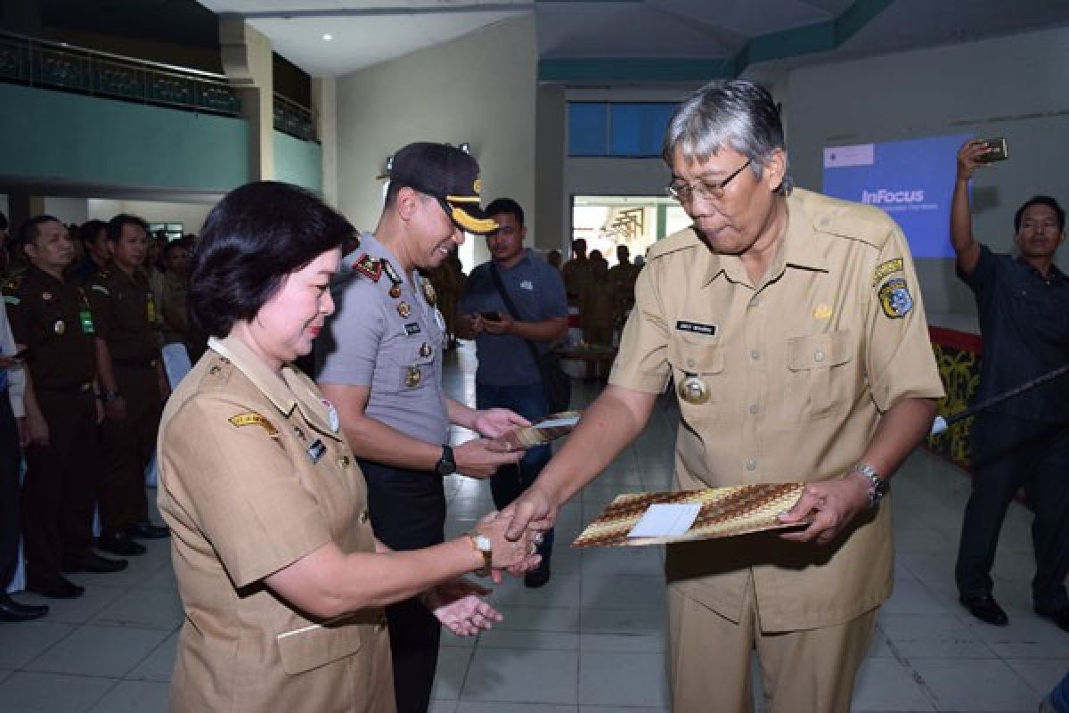 Bupati Jarot Instruksikan Berantas Pungli