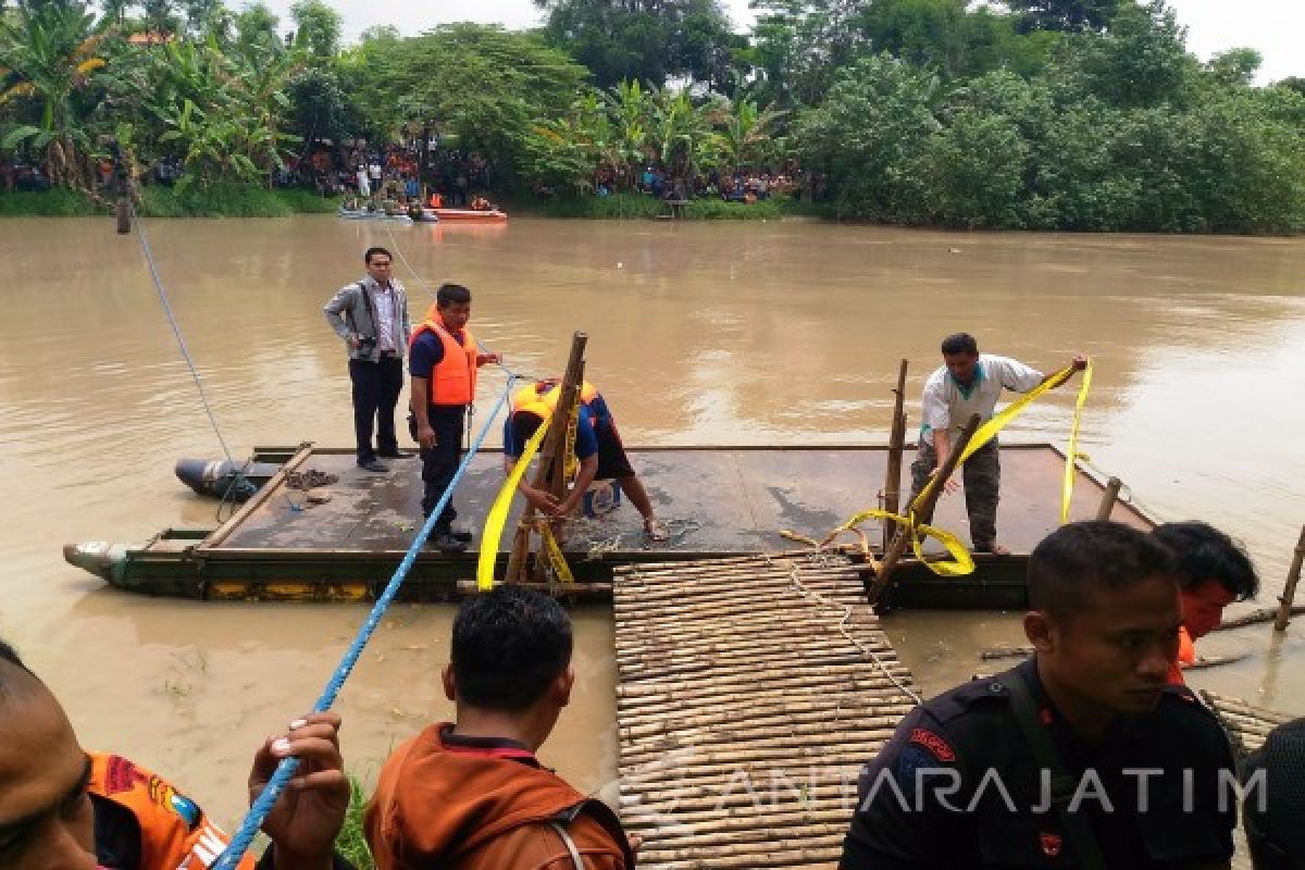 BPBD Sidoarjo Turunkan Perahu Karet Cari Korban (Video)