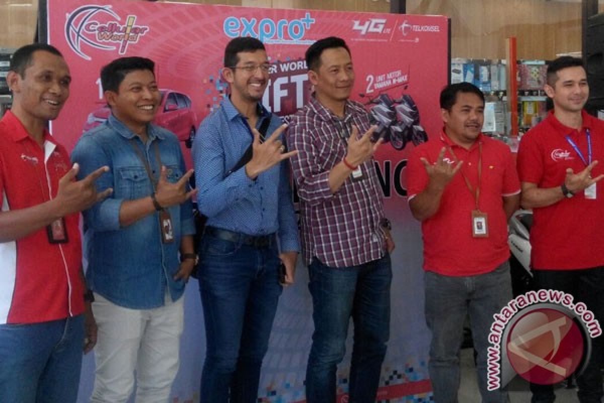 Telkomsel-Celuller World Gelar Program GIFT