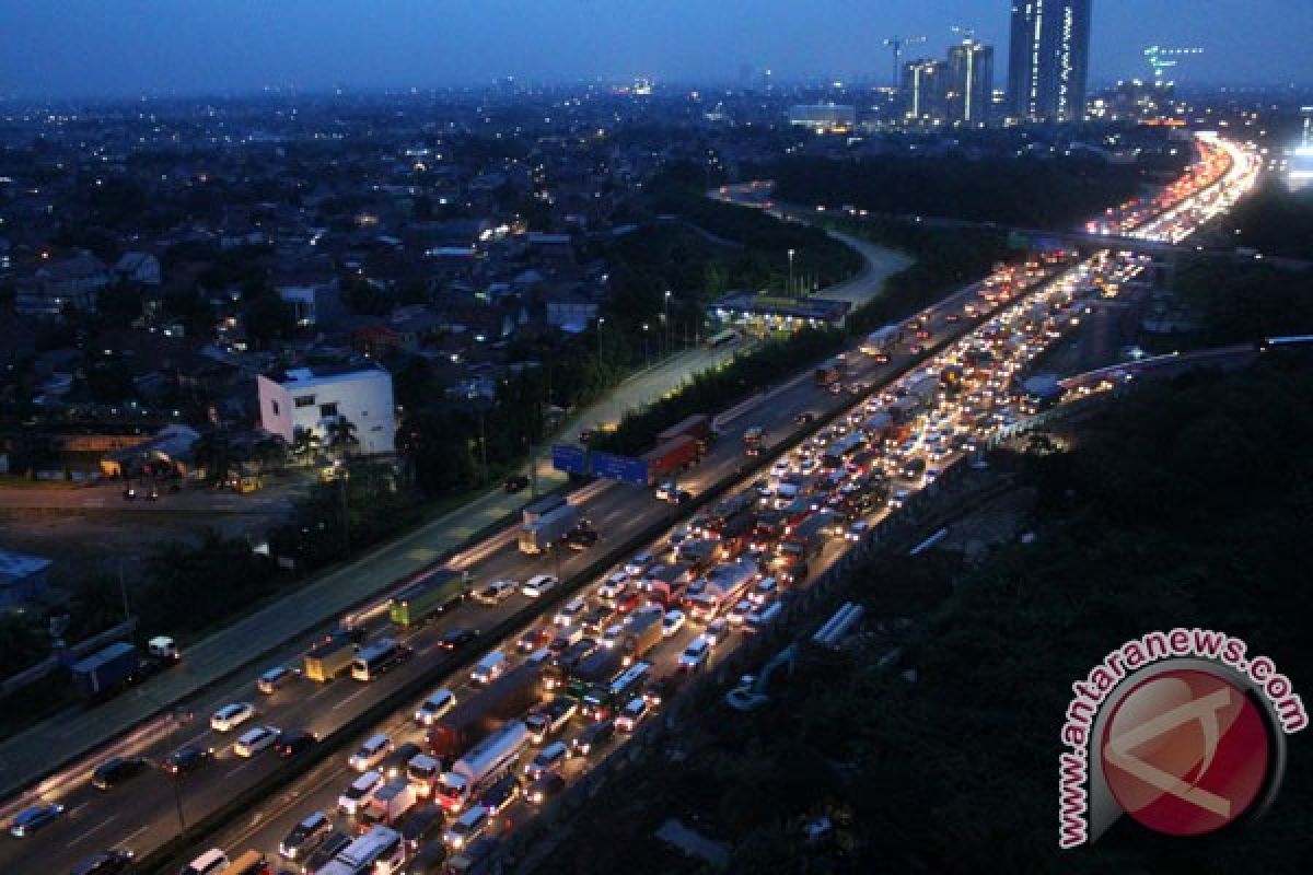 Arus tol Jakarta-Cikampek padat menjelang libur panjang
