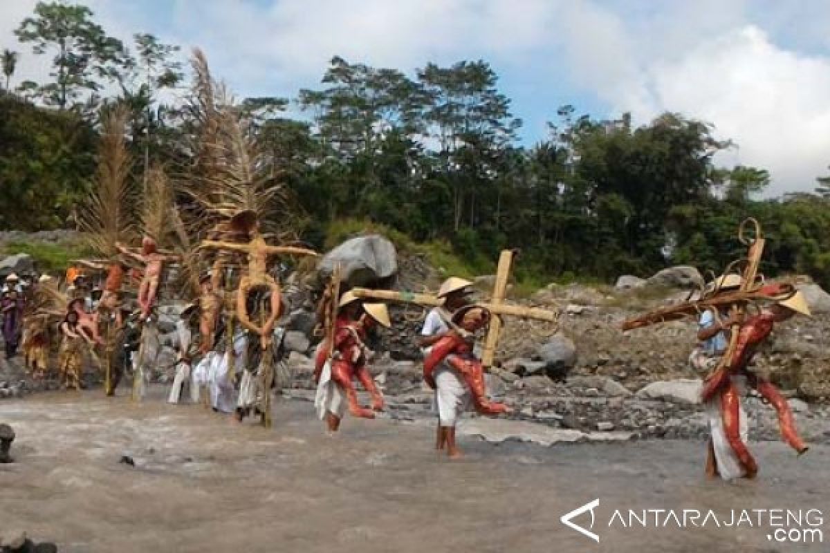 Umat Jalan Salib di Areal Penambangan Pasir Merapi