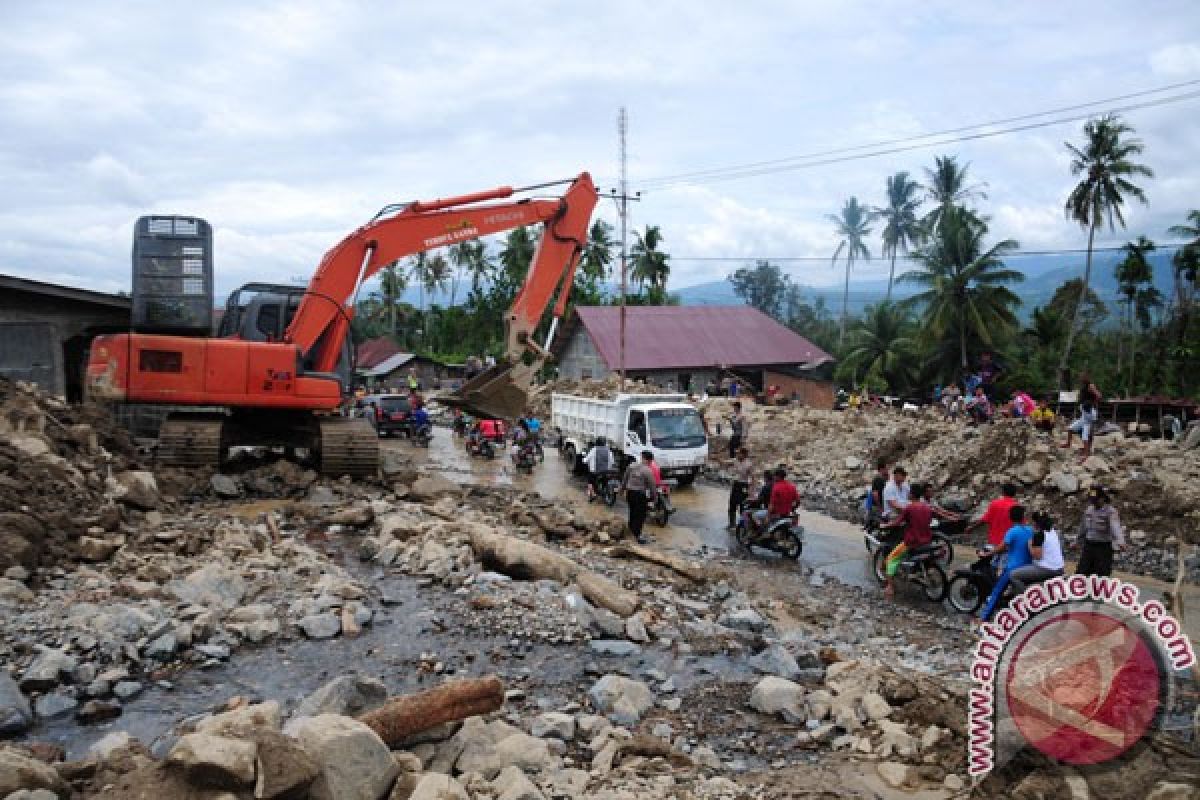 Jalur Padang-Solok tertimbun longsor di Lubuak Paraku