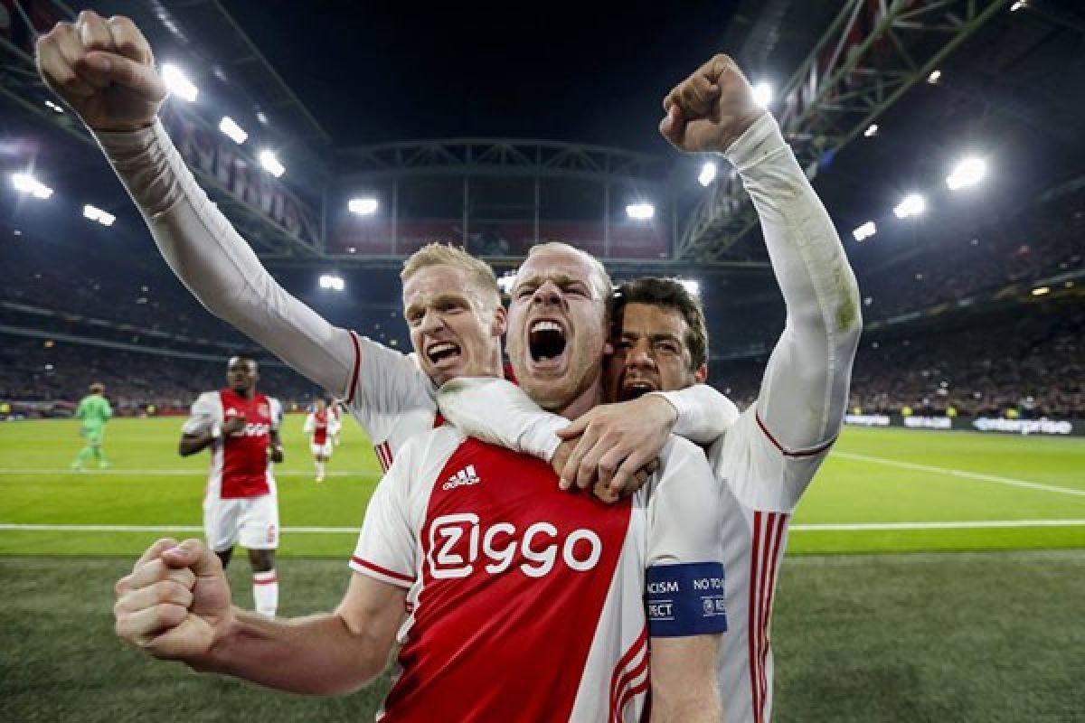 Ajax Menang 2-0 Atas Schalke