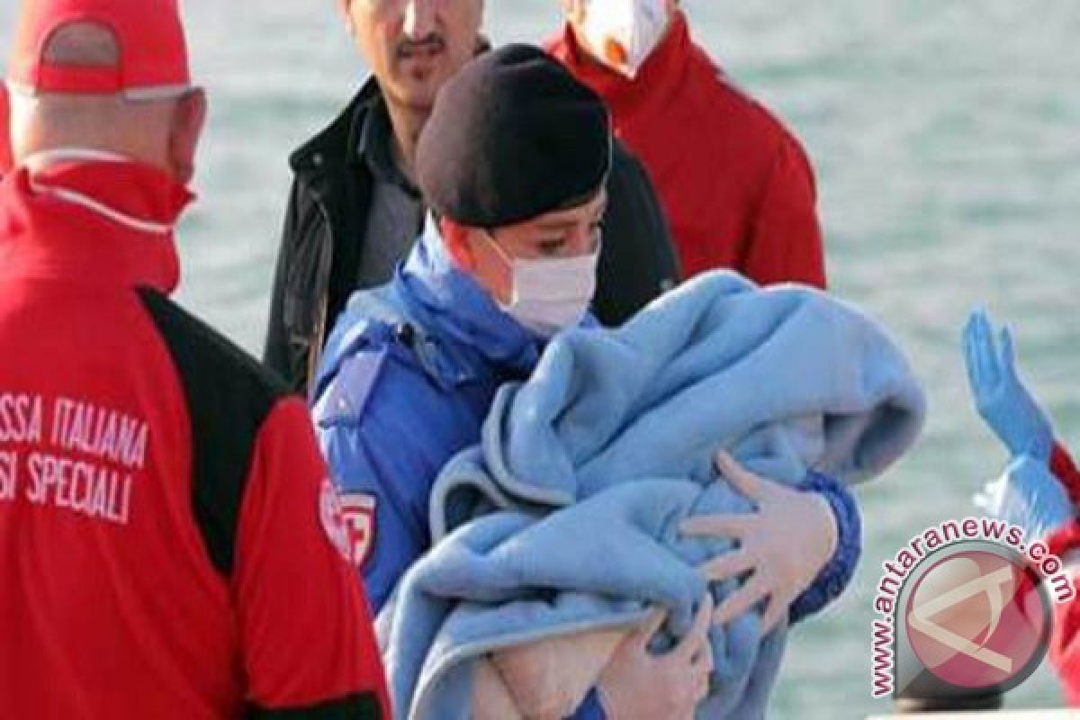 Puluhan migran terjun dari kapal penyelamat untuk capai daratan Italia