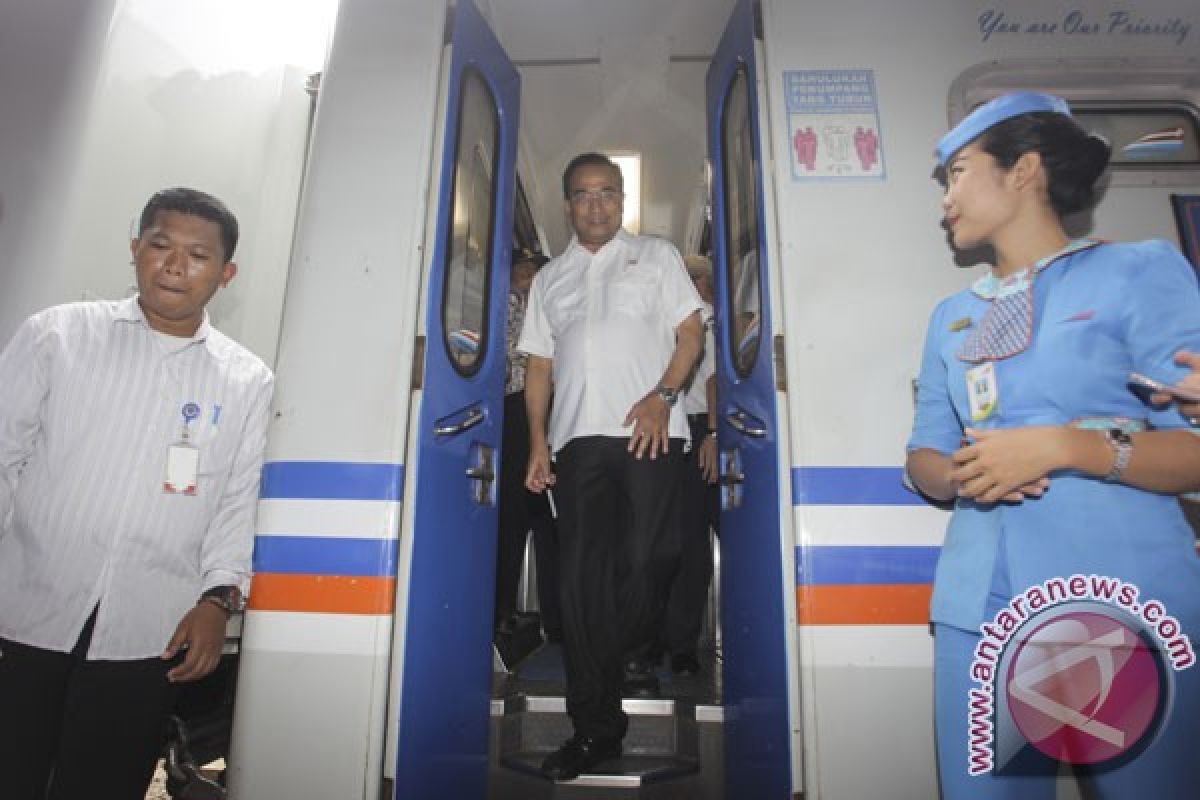 Menhub tinjau kesiapan KA Natal di Stasiun Tugu