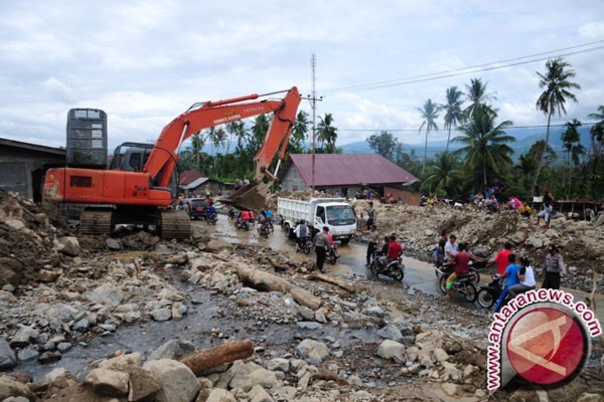 Mensos Tinjau Lokasi Banjir dan Longsor Aceh