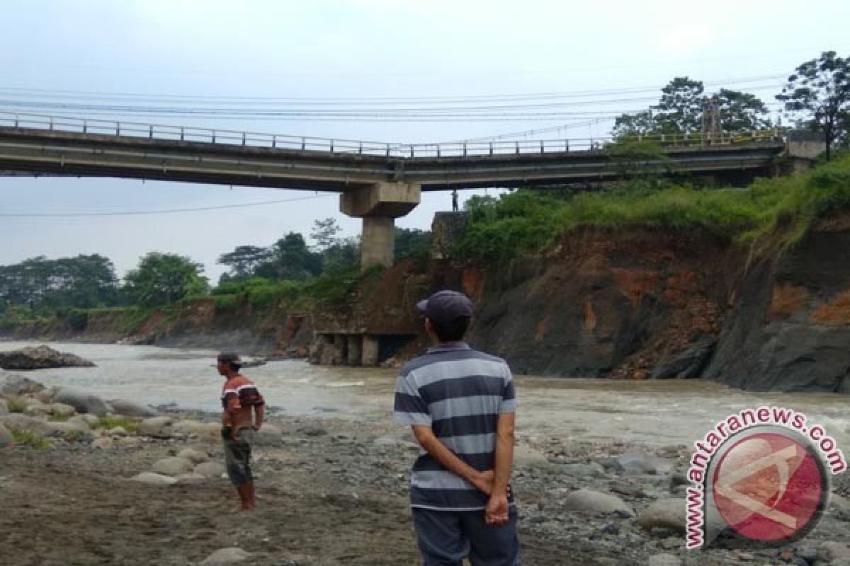 Jembatan Cipamingkis Bogor Rusak Serius