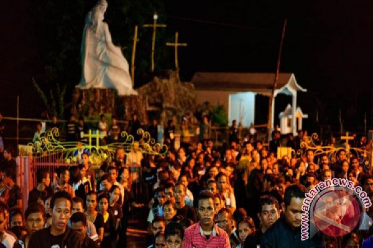 Polish Tourists Fascinated By "Semana Santa"