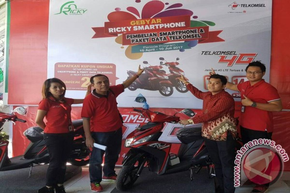 Program Gebyar Ricky Smartphone with Telkomsel, Apresiasi Bagi Pelanggan Setia       