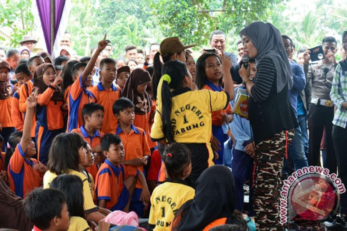 Bupati Lampung Timur Bagikan Buku untuk Pelajar