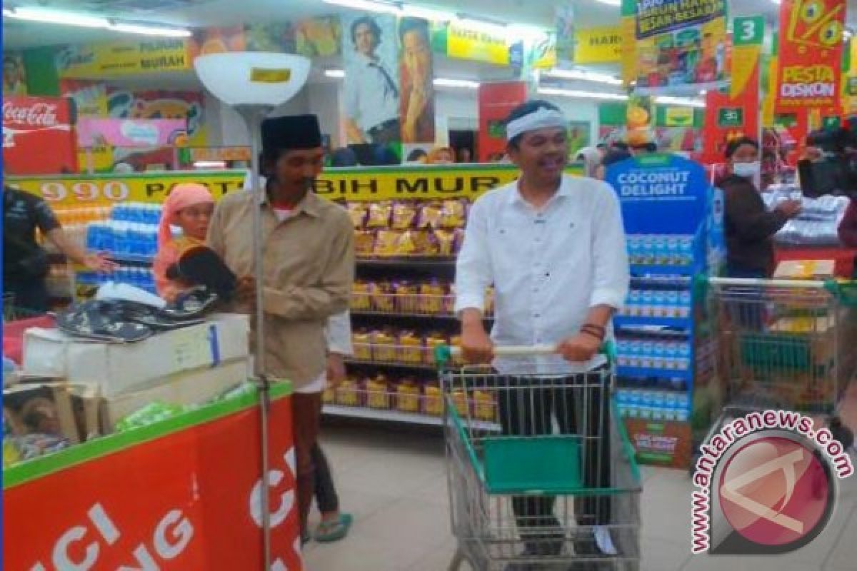 Bupati Purwakarta Belanja Telur Busuk Di Supermarket