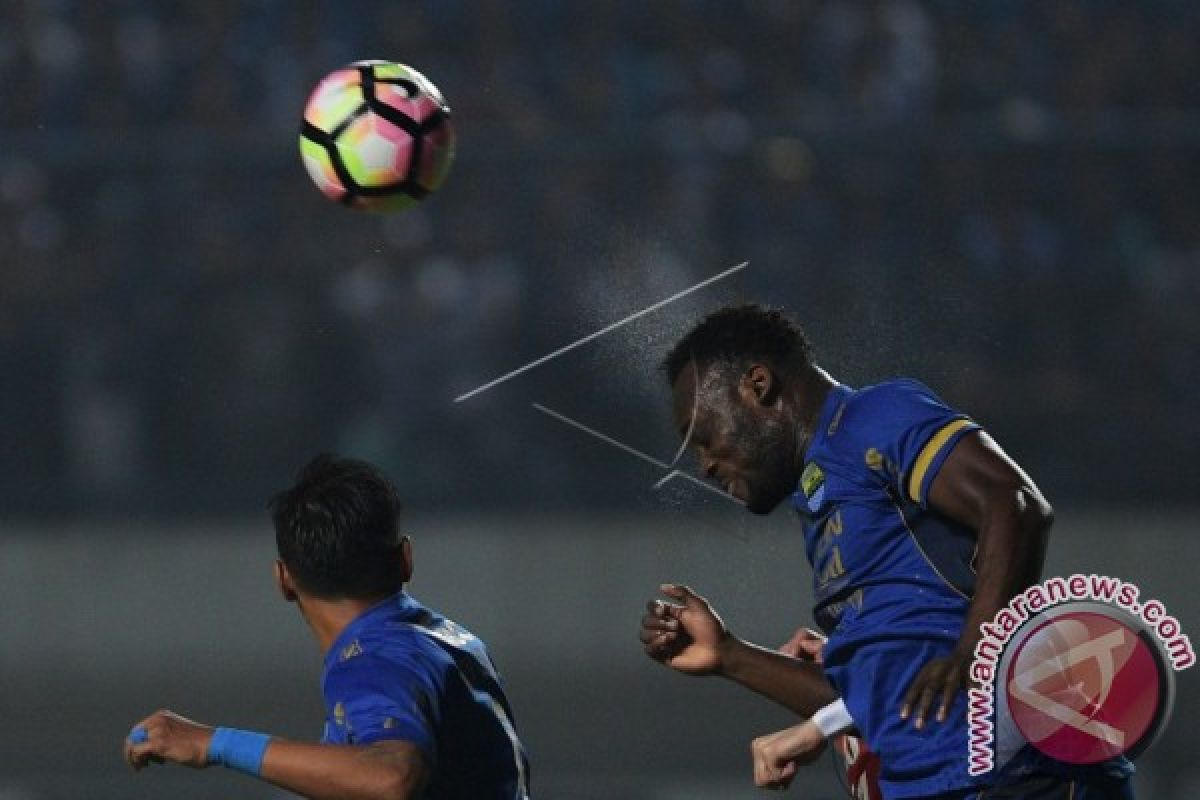 Arema Paksa Persib Main Seri