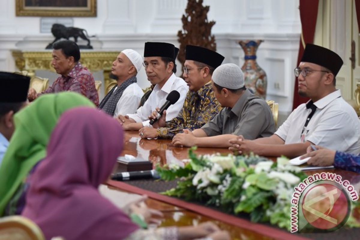 President Jokowi discusses national issues with Islamic scholars