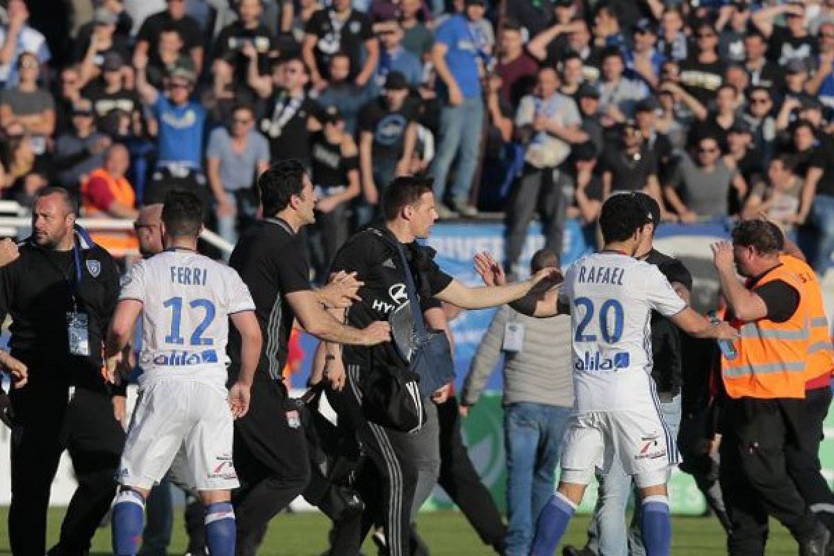 Pertandingan Bastia lawan Lyon dihentikan karena serangan terhadap pemain