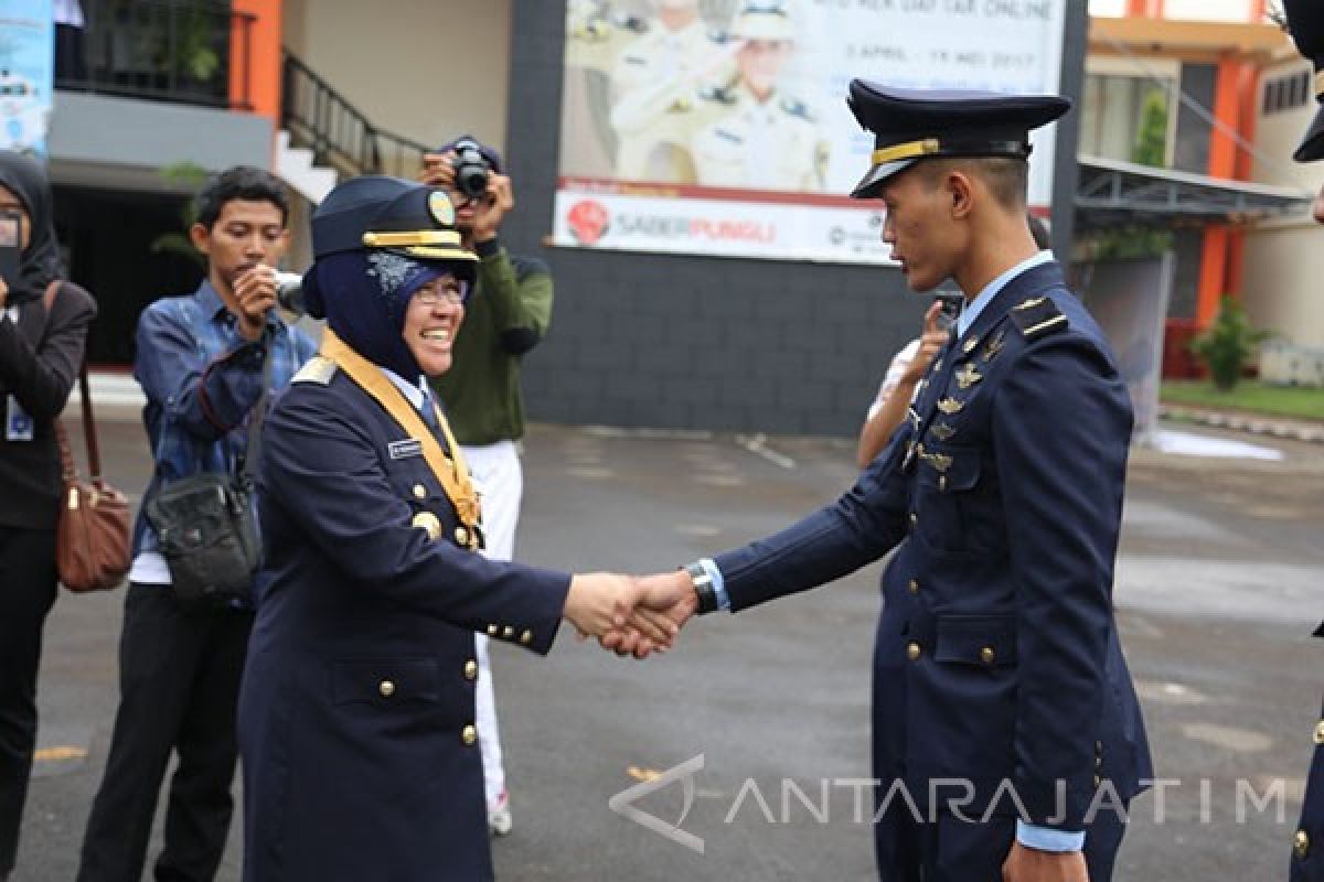 Risma Apresiasi Anak-Anak Penerima Beasiswa Penerbangan Surabaya