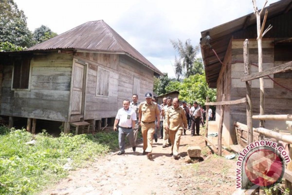 Nikson Kunjungi Dusun Belum Teraliri Listrik 