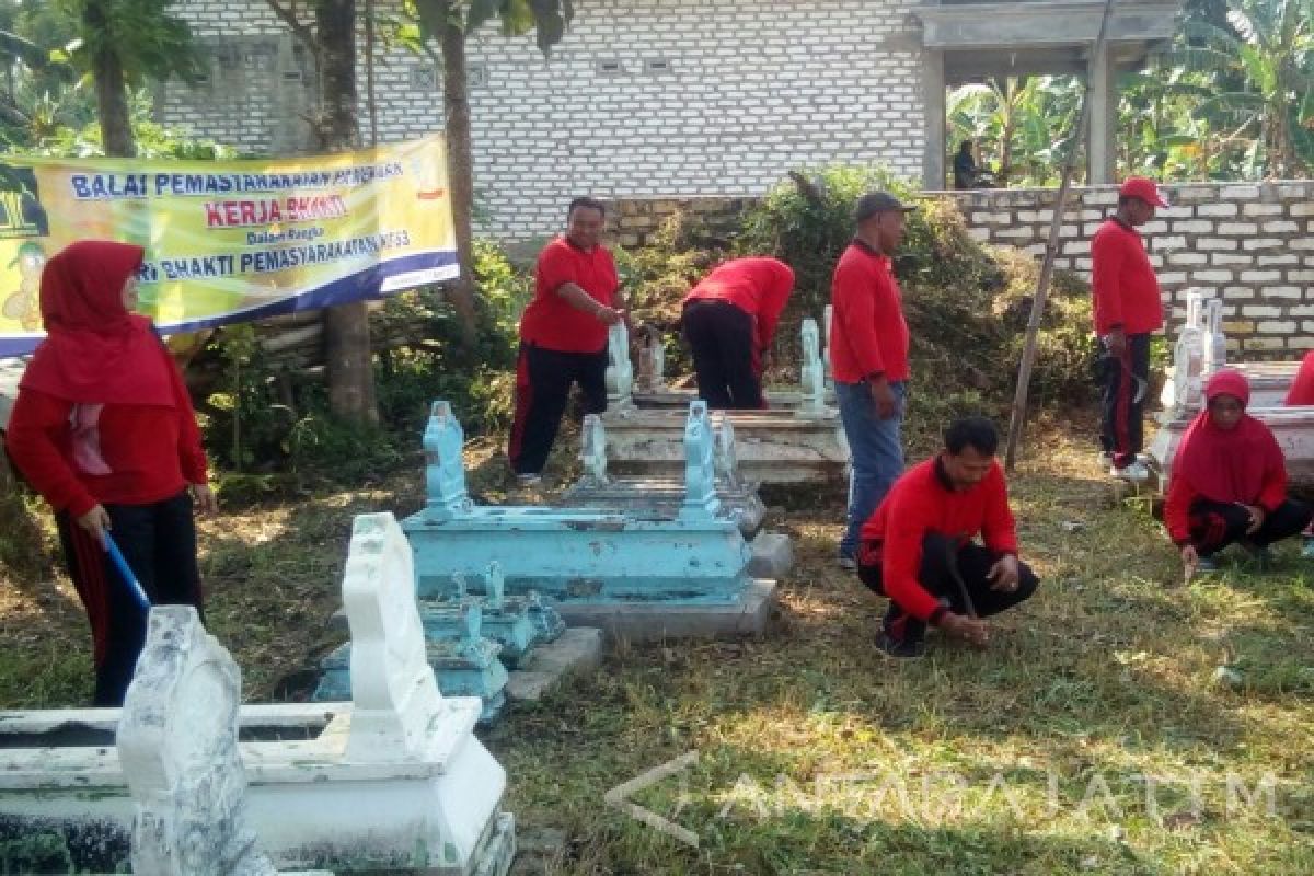 Bapas Pamekasan Bakti Sosial  Bersihkan Pemakaman Umum (Video)