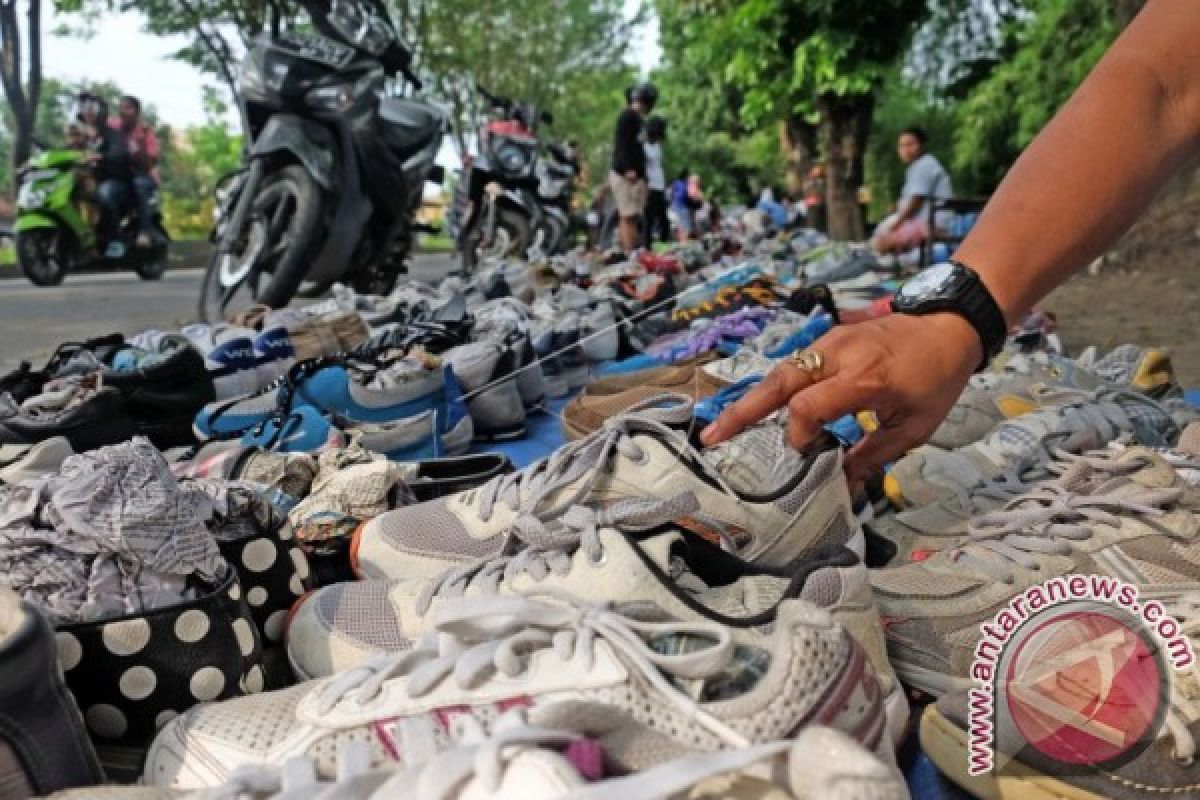 PENJUALAN SEPATU BEKAS