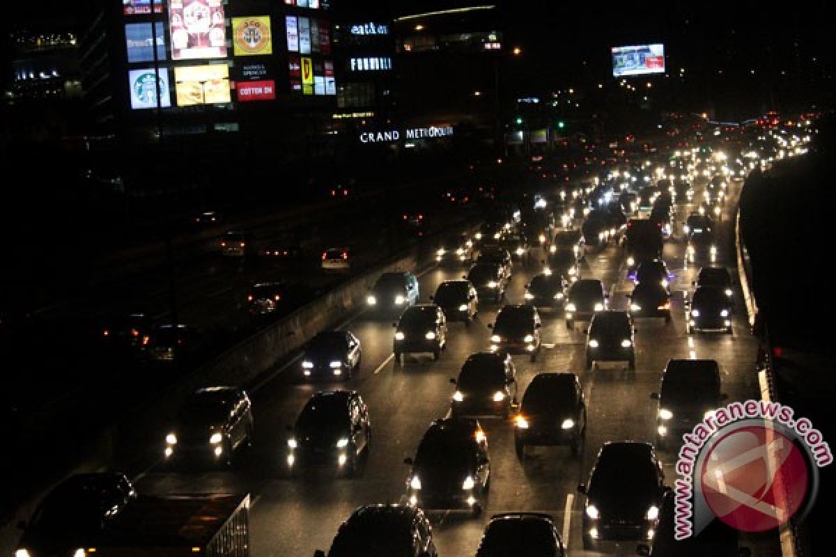 Jalan Jakarta-Cikampek padat malam ini