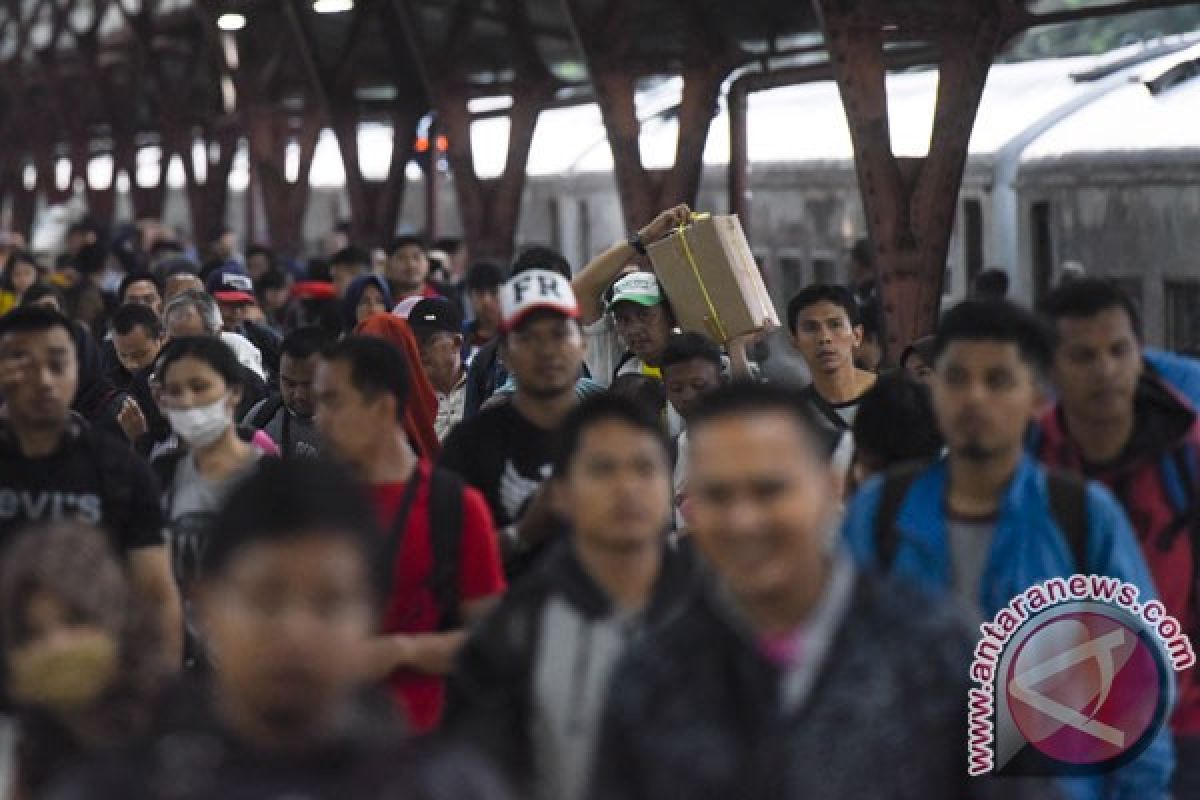 Gelombang pemudik mulai datangi Stasiun Pasar Senen