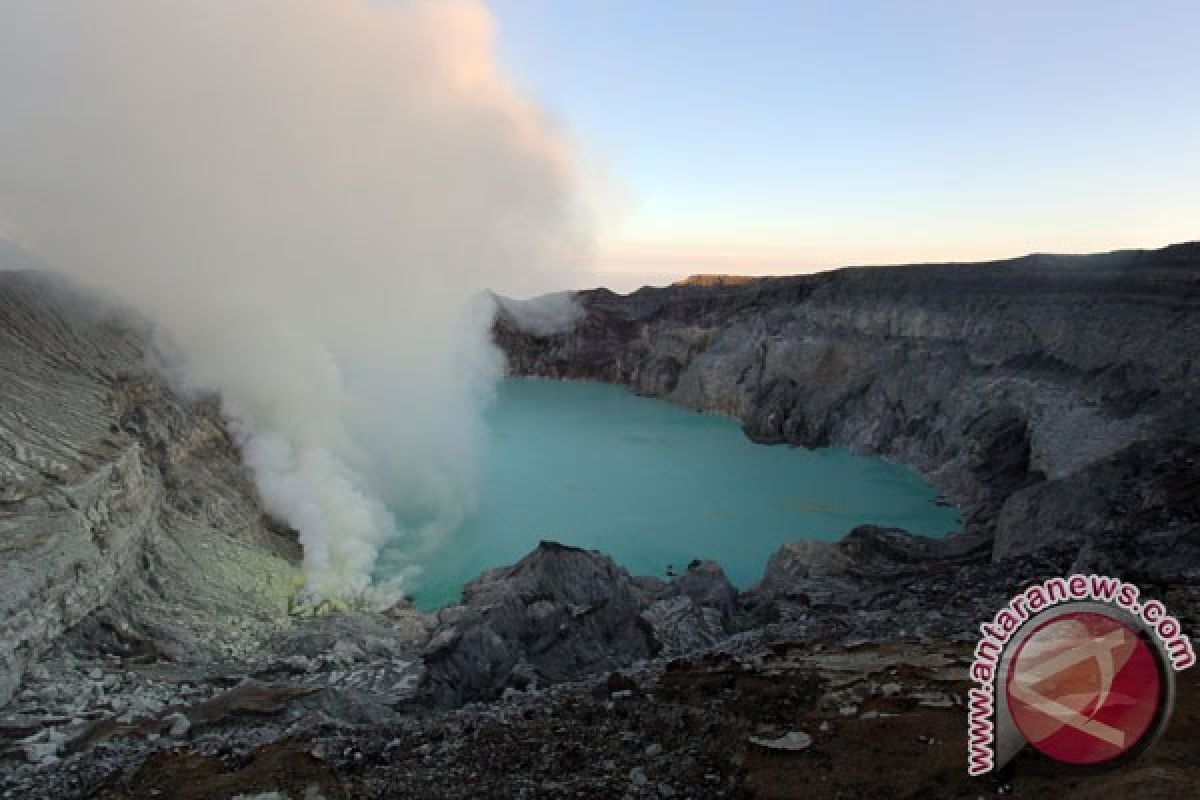 Luhut-Sri Mulyani nikmati Kawah Ijen, Bupati Anas senang