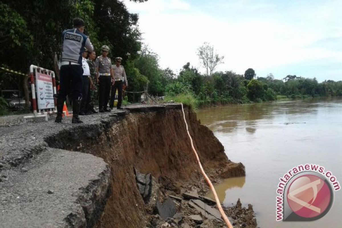 Jalan di Pemantangsiantar putus total 