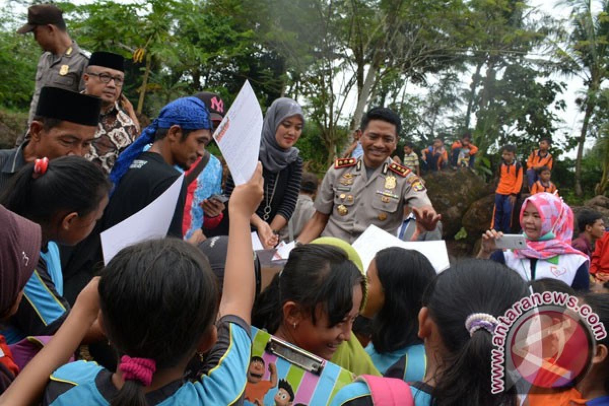 Ratusan Siswa SD Tulis Surat untuk Presiden Jokowi