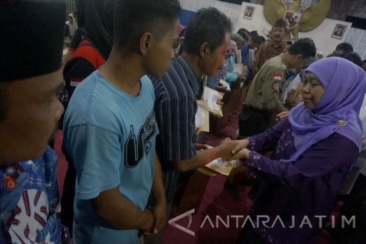 Mensos Serahkan Santunan Korban Longsor Ponorogo