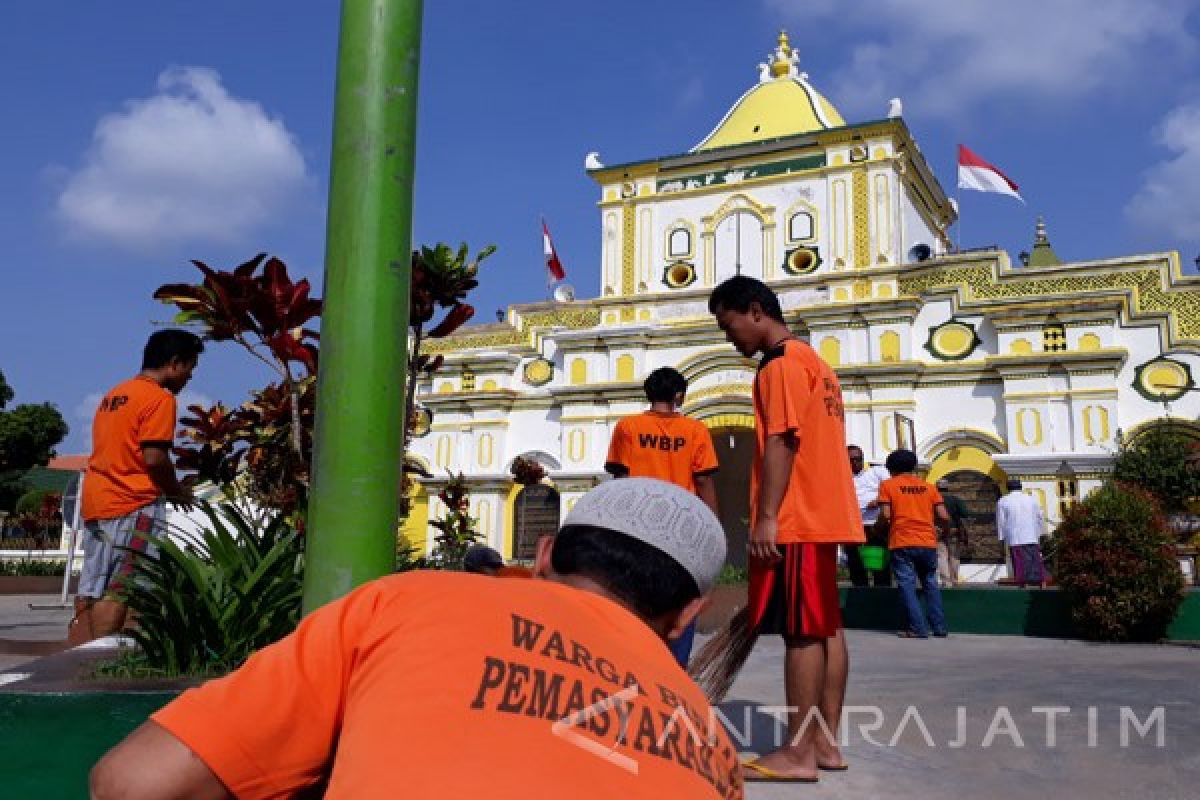 Warga Rutan Sumenep Bersih-bersih Masjid Jamik (Video)