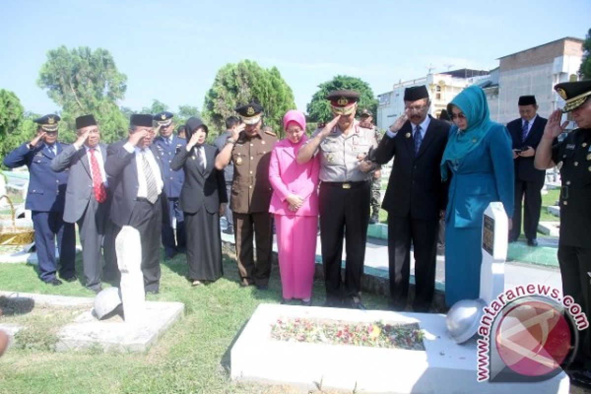 Pejabat Sumut Ziarah Ke Makam Gubernur Terdahulu