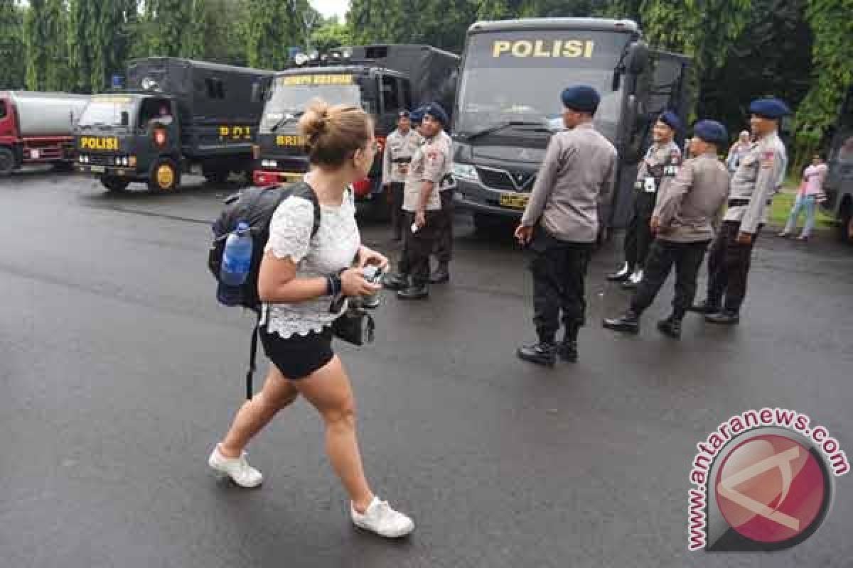 Wakapolsek usir sekelompok orang di TPS Habibie