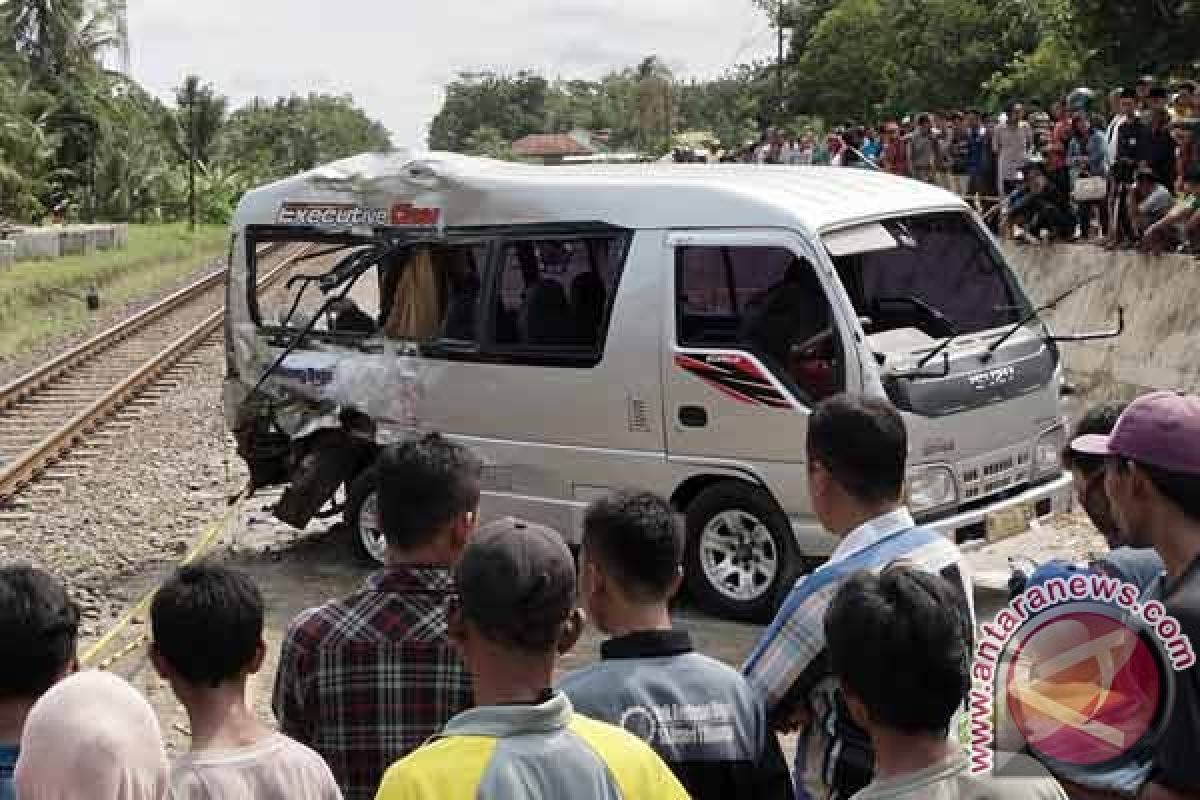 Kereta api tabrak bus, lima orang meninggal