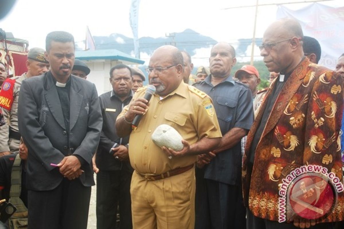 Sentuhan Gubernur Papua dalam mengangkat kualitas hidup penduduk 