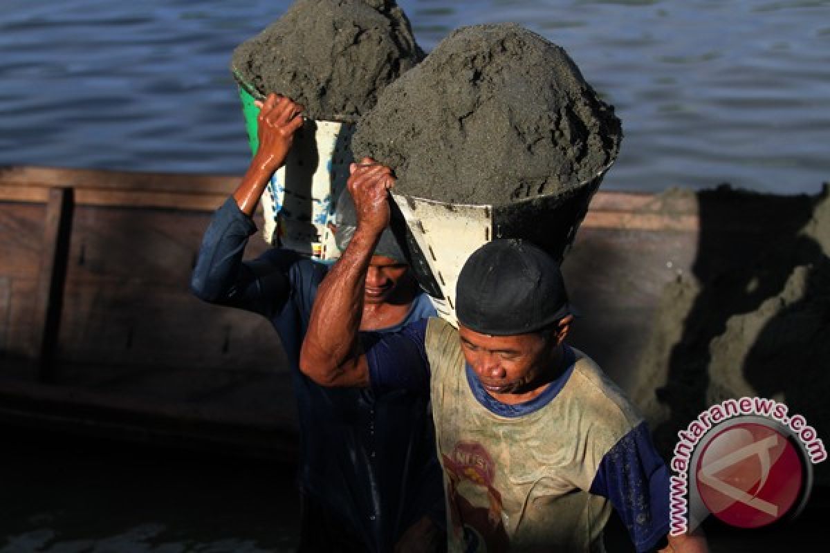 Camat Tomia Diminta Hentikan Penambangan Pasir