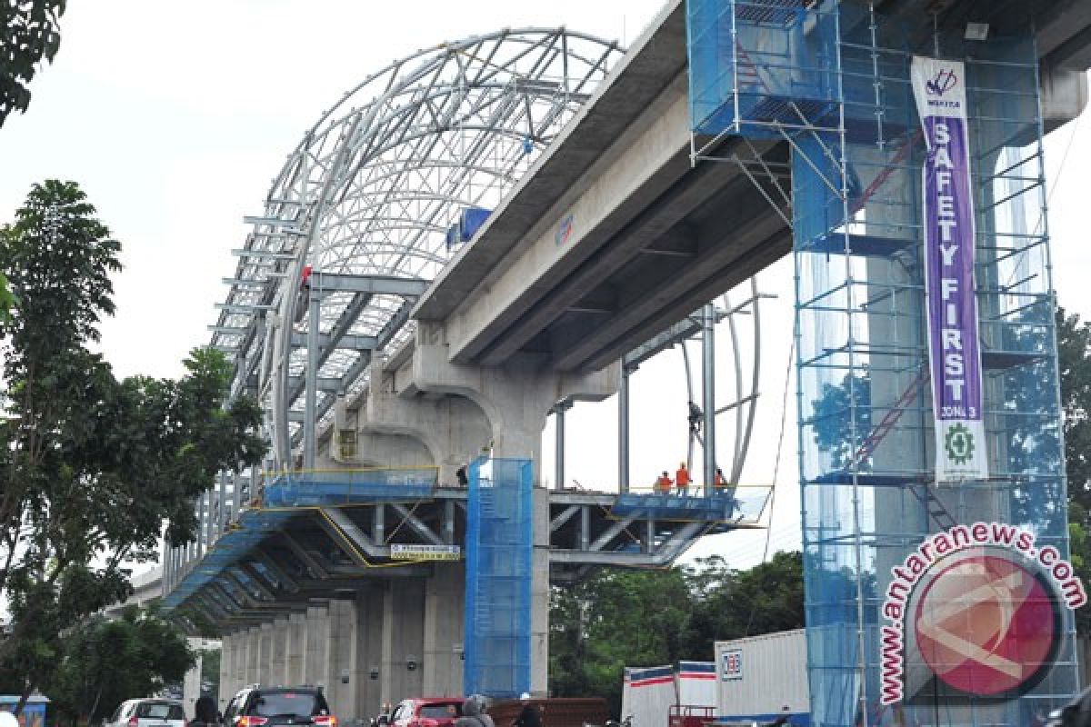 Pemasangan rel LRT di Palembang malam hari