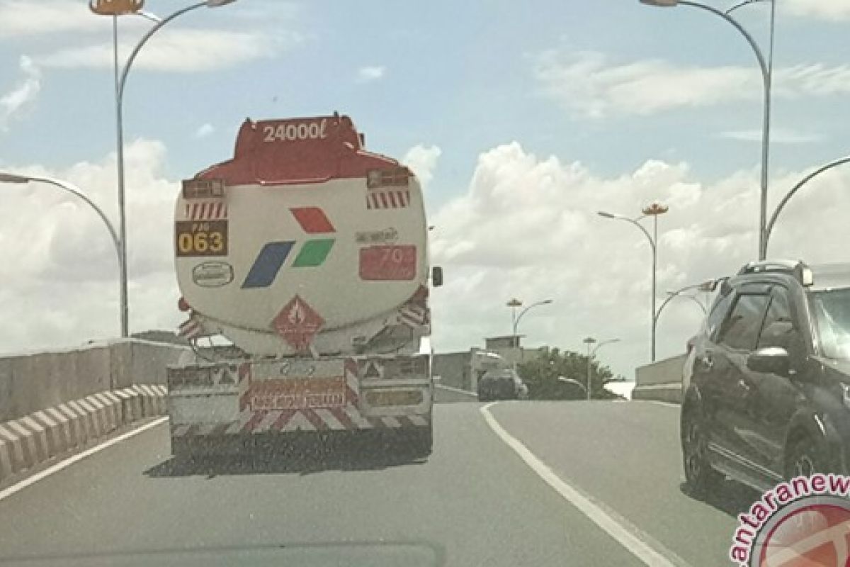 Truk Pertamina melintasi "fly-over"