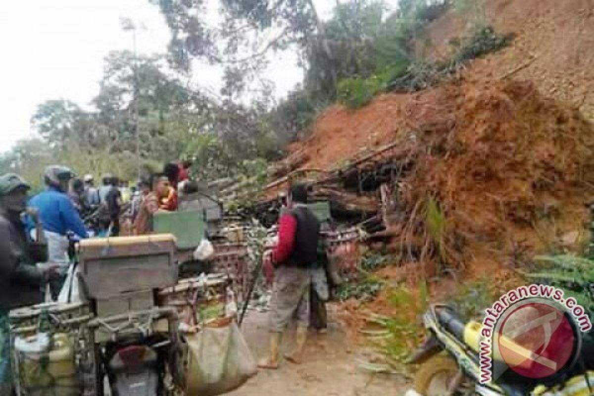  Jalan lintas Batang Asai Sarolangun Longsor