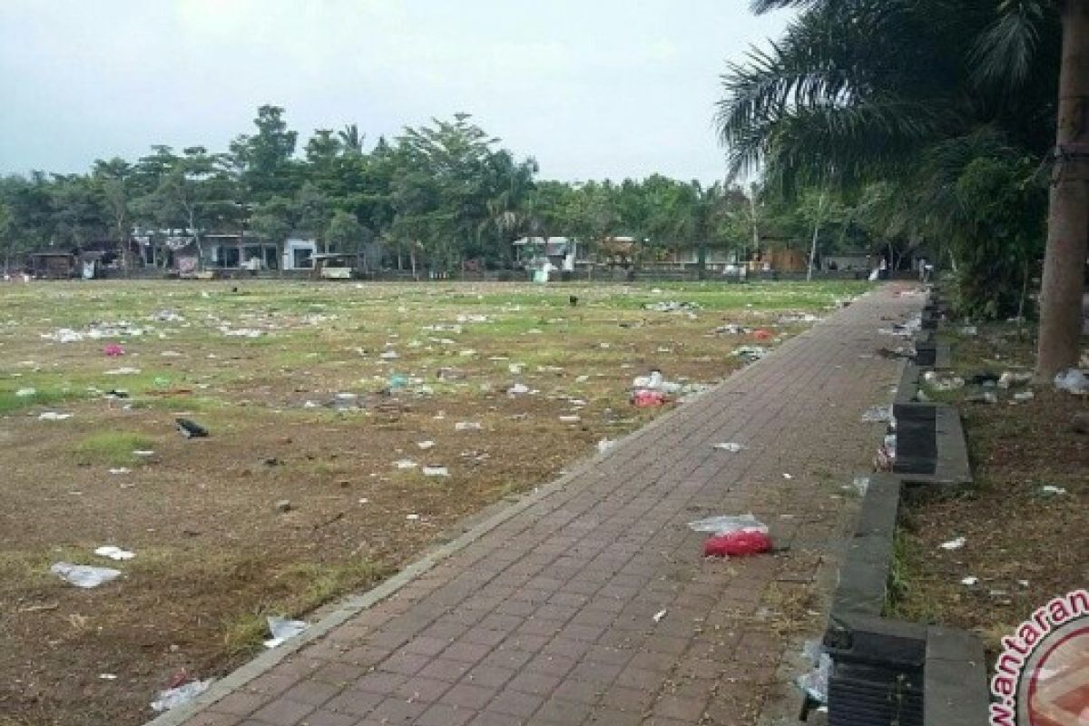Lapangan Dipenuhi Sampah Pasar Musiman